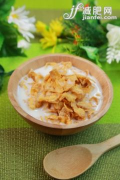 饮食,影棚拍摄,汤匙,碗,早餐_498161893_Cornflakes_创意图片_Getty Images China