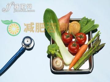 食品,餐盘,自然,健康保健,影棚拍摄_565785951_Stethoscope beside tray of fresh vegetables_创意图片_Getty Images China