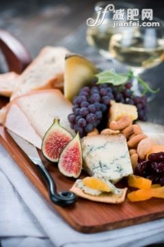 饮食,食品,奶制品,餐刀,葡萄酒_160178421_Cheese and Wine_创意图片_Getty Images China