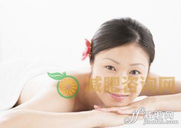 SPA,人,用具,生活方式,室内_122587397_A young woman_创意图片_Getty Images China