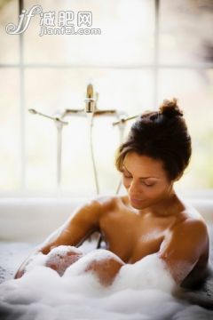 人,住宅内部,浴盆,水龙头,房屋_472175457_Bubble Bath_创意图片_Getty Images China