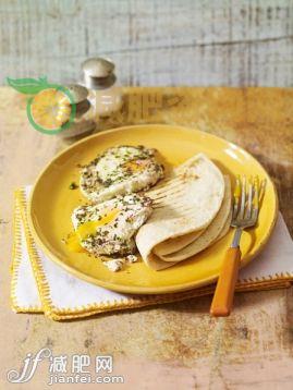 食品,桌子,室内,叉,鸡蛋_562483539_Beid bi tom, Middle Eastern fried eggs sprinkled with mint, served with flatbread_创意图片_Getty Images China