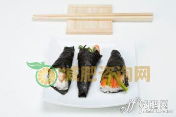 食品,海产,饮食,影棚拍摄,室内_83955771_Temaki sushi on sushi plate with chopsticks_创意图片_Getty Images China