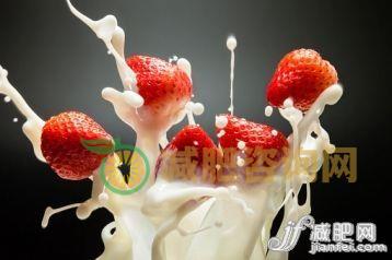 饮料,影棚拍摄,牛奶,红色,草莓_560038815_Milk lift Strawberry_创意图片_Getty Images China