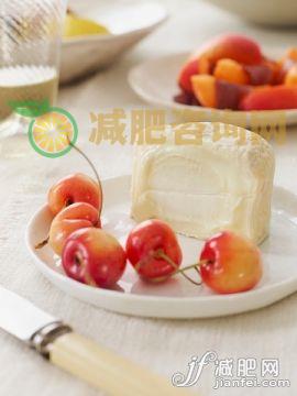 奶酪,水果,开胃品,摄影,健康食物_563737191_Soft Cheese Cut with Cherries_创意图片_Getty Images China