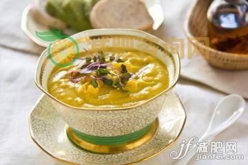 室内,汤匙,盘子,碗,面包_502436747_Corn soup_创意图片_Getty Images China