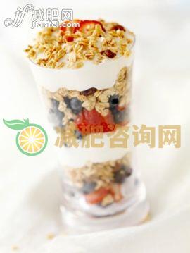 饮料,食品,奶制品,甜食,饮食_109725639_Yogurt Parfait with Fresh Fruit_创意图片_Getty Images China