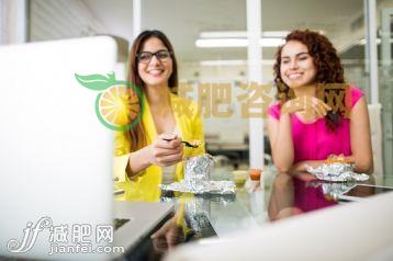 人,饮食,食品,桌子,商务_484097620_Business break_创意图片_Getty Images China